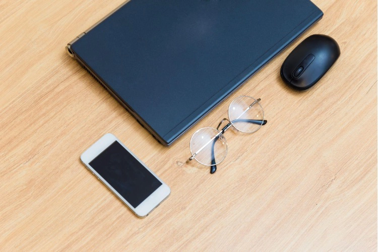 Laptop-mouse-phone-and-glasses-on-a-desk